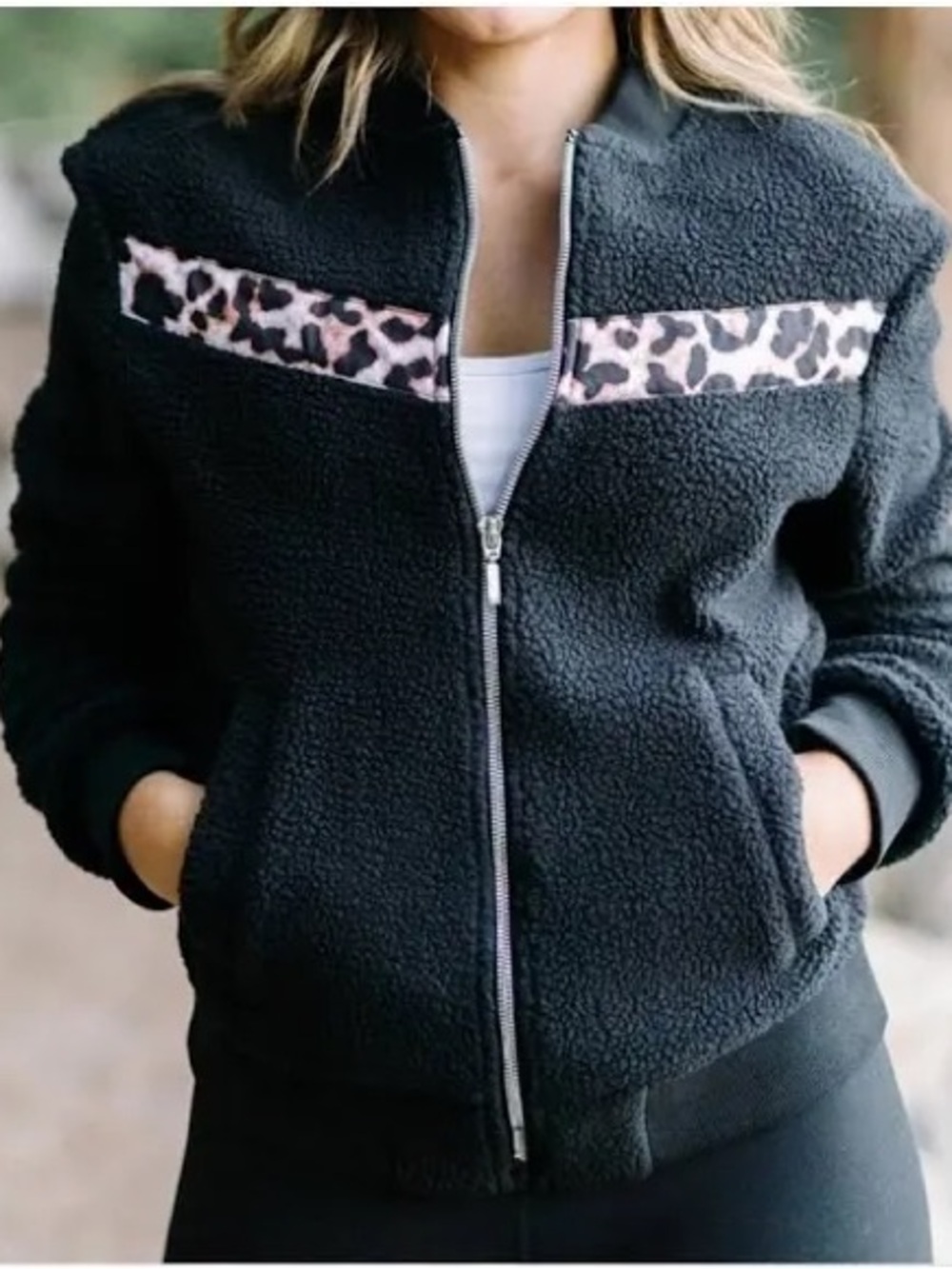 Zyia Black Leopard Flying V Fleece Size Large